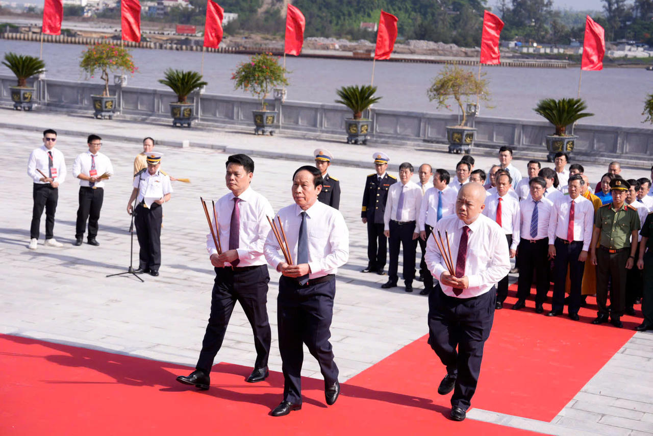 Phó Thủ tướng Lê Tiến Châu cùng các lãnh đạo thành phố dâng hương tại bến K15.