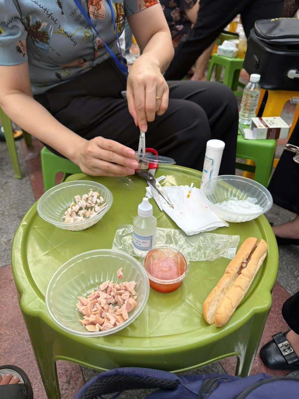 Đoàn thực hiện lấy mẫu test nhanh một số sản phẩm