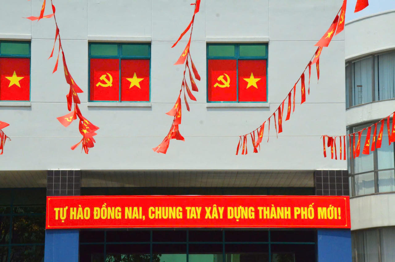 Băng rôn "Tự hào Đồng Nai, chung tay xây dựng thành phố mới" được trang trọng treo tại trụ sở các cơ quan nhà nước.