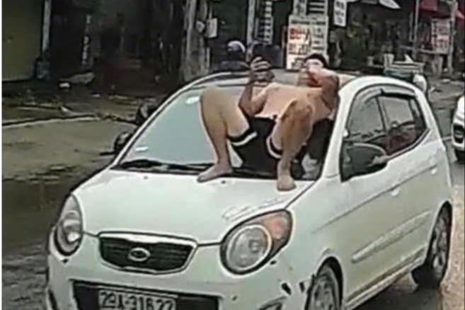Khởi tố bố vợ và con rể trong vụ  nằm trên nắp capo ô tô đang chạy
