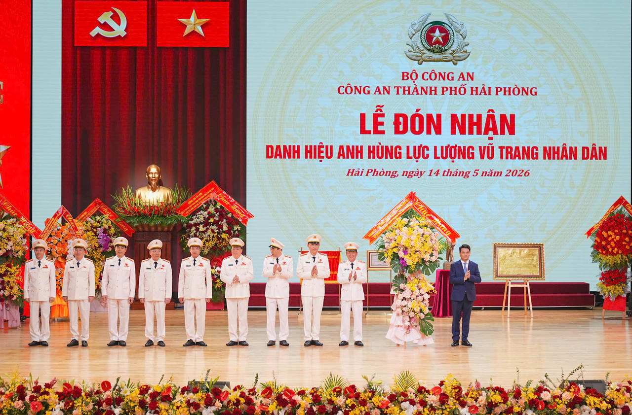 Thay mặt Thành uỷ, HĐND, UBND, Uỷ ban MTTQ Việt Nam TP, Bí thư Thành uỷ Hải Phòng Lê Ngọc Châu tặng hoa chúc mừng Công an TP.