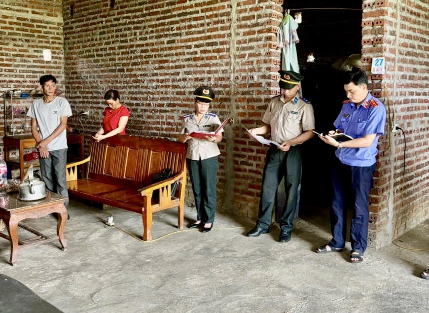 Chấp hành viên Lương Hồ Điệp cùng các đồng nghiệp    Phòng Thi hành án dân sự Khu vực 2 và lực lượng chức năng tỉnh Tuyên Quang kê biên tài sản đối với hộ gia đình ông Hà Văn Tế. (Ảnh: Lê Hanh)