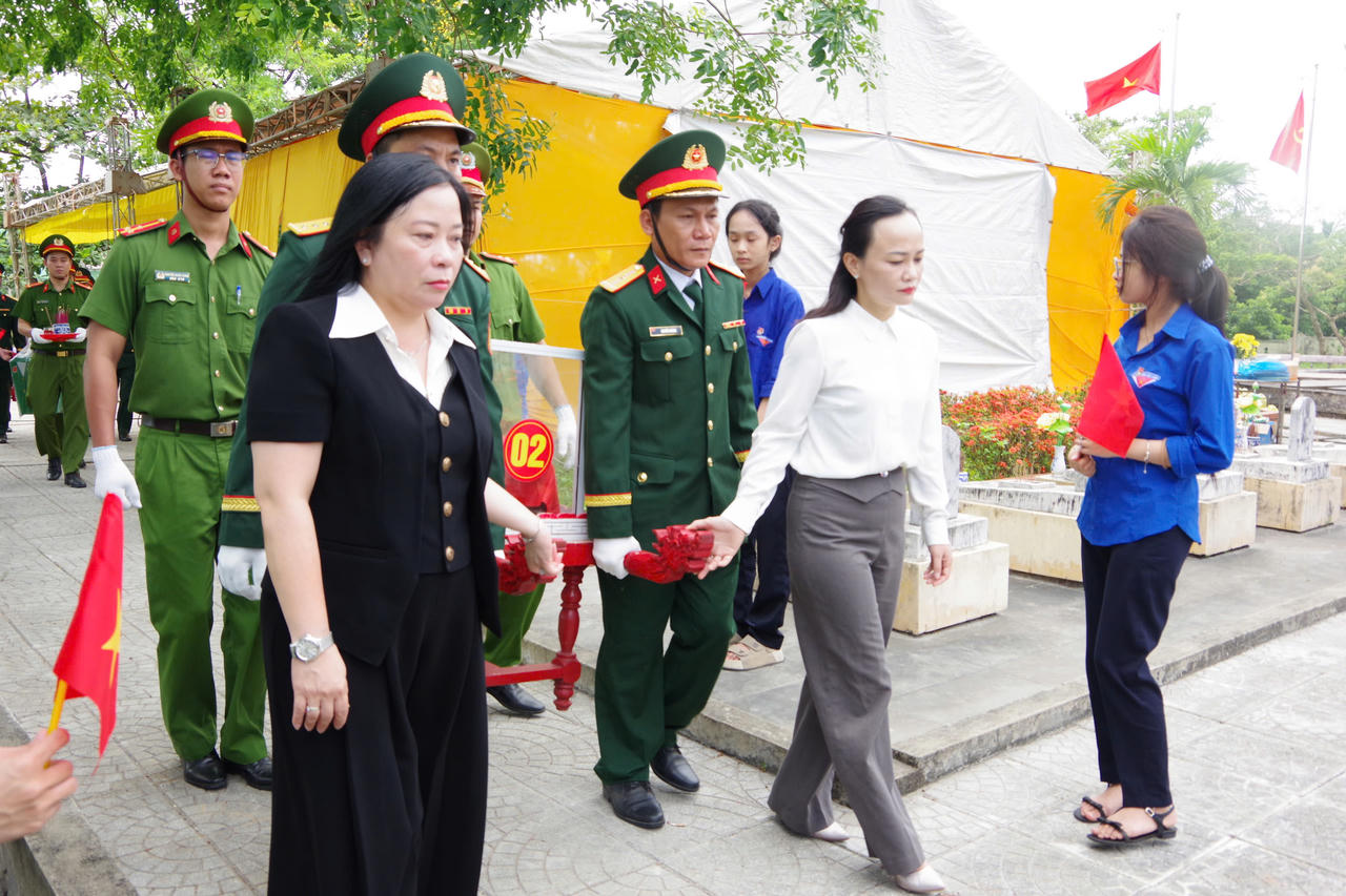 Bà Lê Nguyễn Huyền Trang, Phó giám đốc Sở Nội vụ và Lãnh
đạo phường Nam Đông Hà di chuyển hài cốt liệt sĩ ra nơi an táng.
