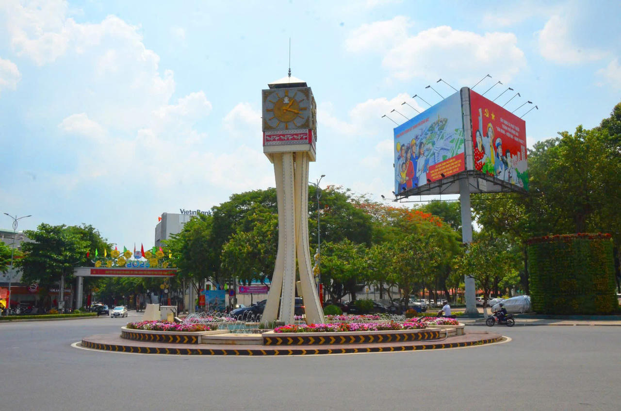 Khu vực vòng xoay trung tâm với tháp đồng hồ và các bảng hiệu cổ động quy mô lớn về định hướng phát triển thành phố.