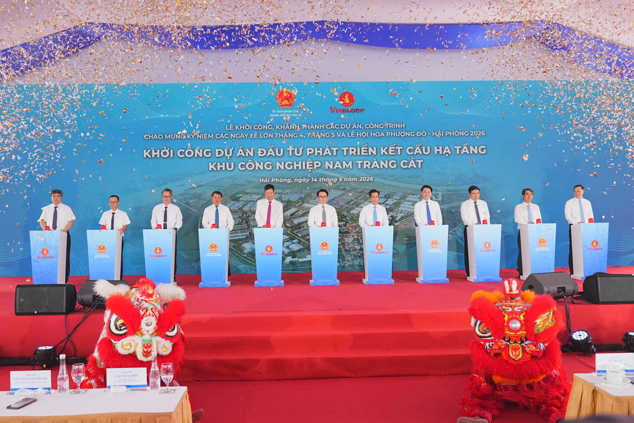 Đại biểu thực hiện nghi thức khởi công&nbsp;Dự án Khu công nghiệp Nam Tràng Cát có quy mô hơn 200 ha, tổng vốn đầu tư của dự án đạt khoảng 2.252 tỷ đồng.