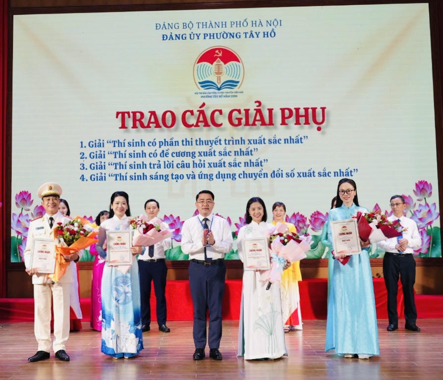 Ông Nguyễn Mạnh Tiến, Trưởng Ban Xây dựng Đảng, Phó Trưởng Ban Tổ chức Hội thi trao giải cho các thí sinh (ảnh P.V).