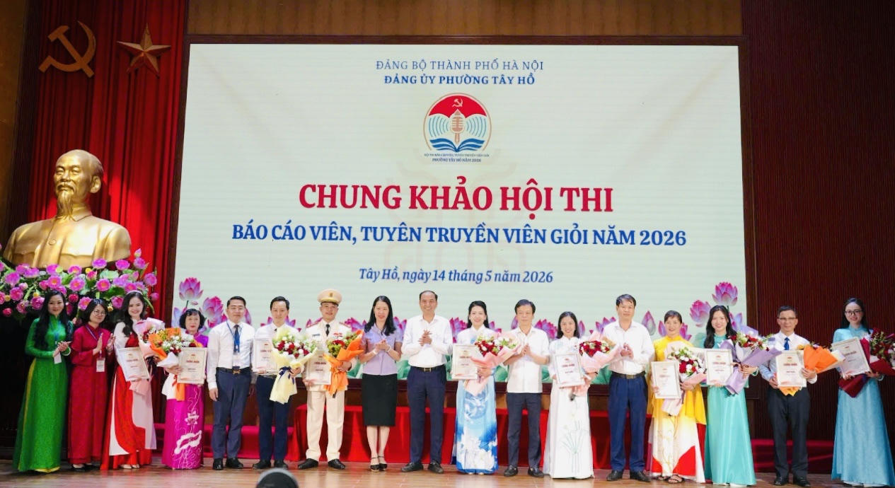 BTC và các thí sinh tại&nbsp;chung khảo Hội thi “Báo cáo viên, tuyên truyền viên giỏi phường Tây Hồ năm 2026” (ảnh P.V).