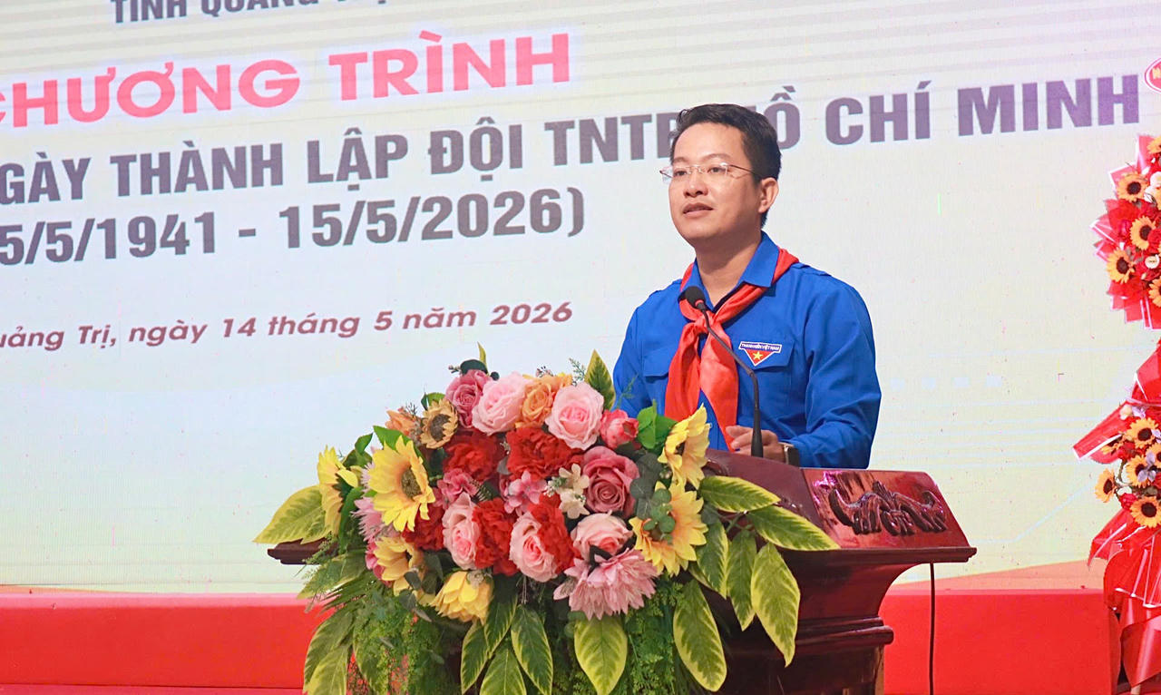 Phó Bí thư Thường trực Tỉnh Đoàn, Chủ tịch Hội đồng Đội tỉnh Quảng Trị Đinh Trung Hiếu trình bày diễn văn tại Chương trình kỷ niệm.