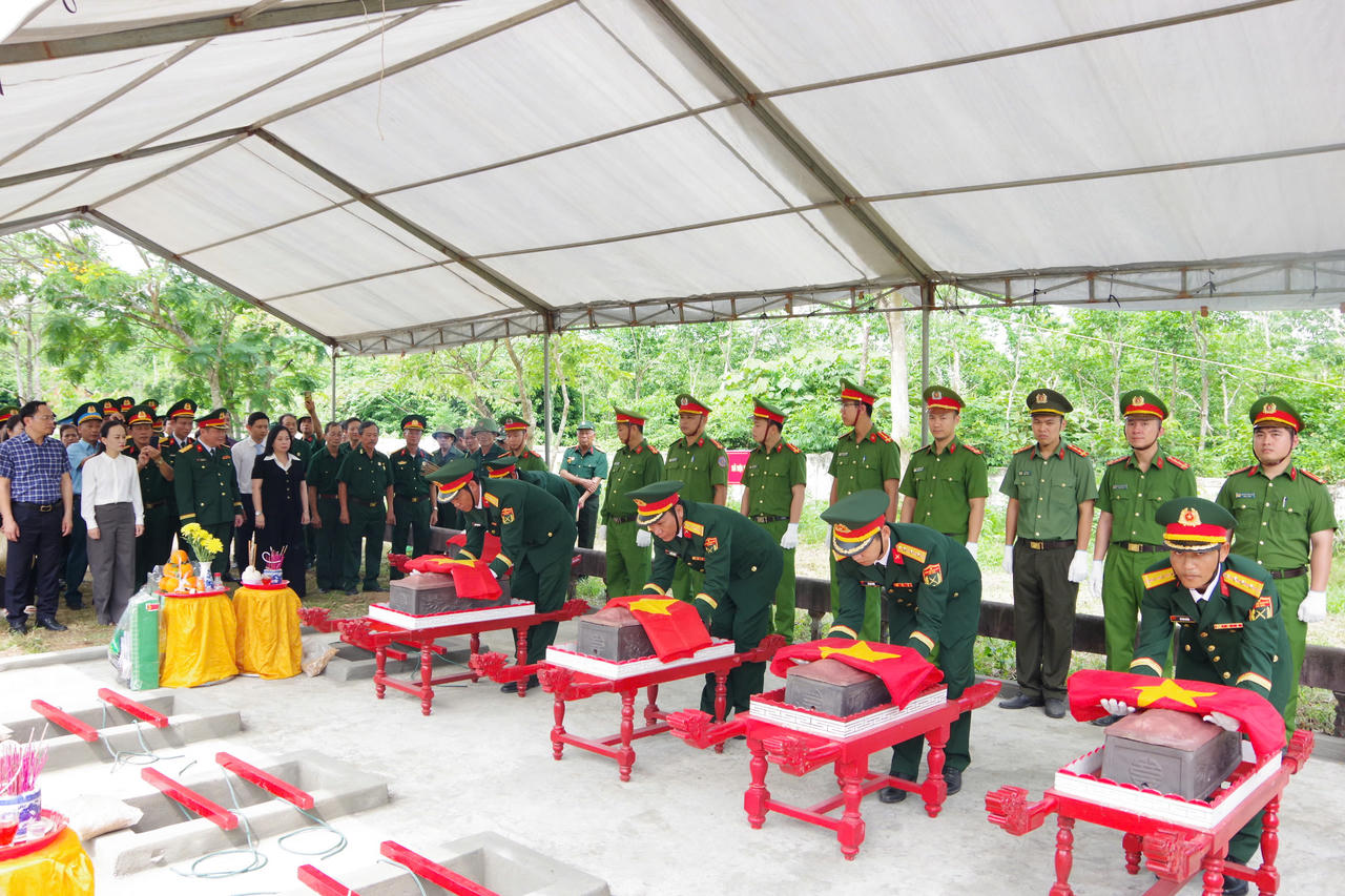 Trang nghiêm lễ truy điệu, an táng 5 hài cốt liệt sĩ tại Quảng Trị