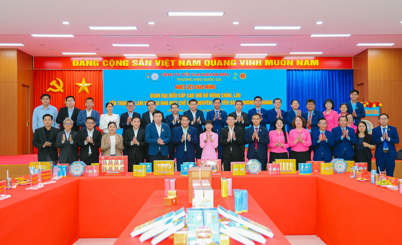 Thành viên đoàn đại biểu cấp cao Thủ đô Viêng Chăn chụp hình lưu niệm với tập thể lãnh đạo Công ty TNHH Nhà nước Một thành viên Yến sào Khánh Hòa.