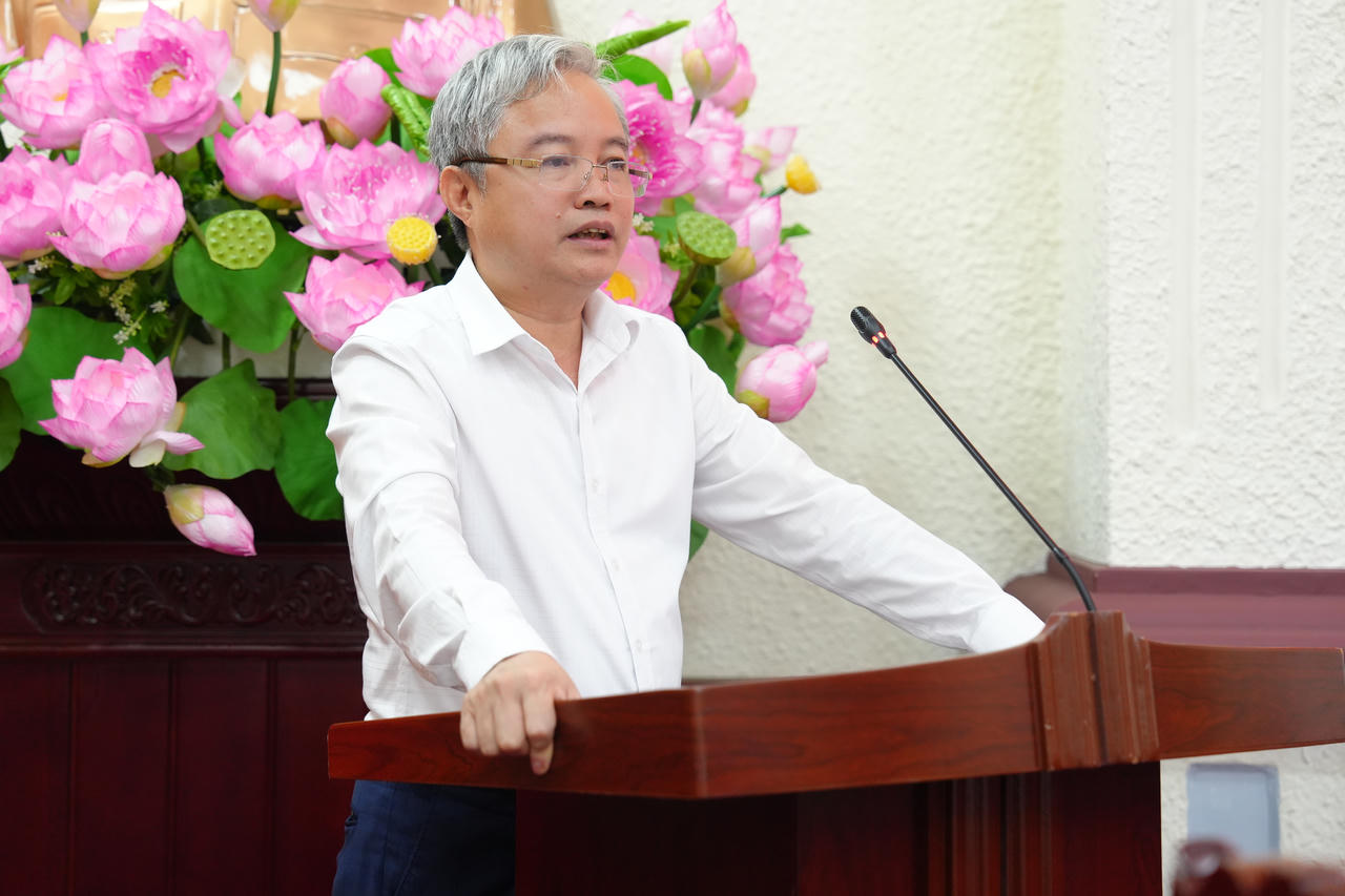 Đồng chí Nguyễn Quang Thái trình bày báo cáo.