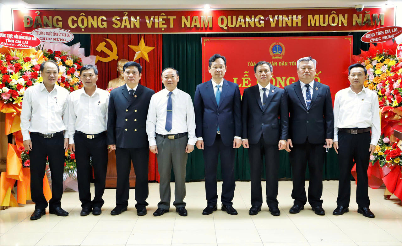 Phó Chánh án TANDTC và Bí thư Tỉnh ủy Gia Lai chụp hình lưu niệm với lãnh đạo, nguyên lãnh đạo TAND tỉnh Gia Lai.