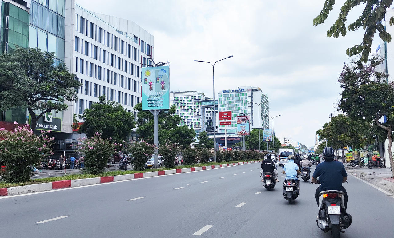 Tuyến đường Cộng Hòa trước khi chuyển đổi thành đường 3 chiều. 