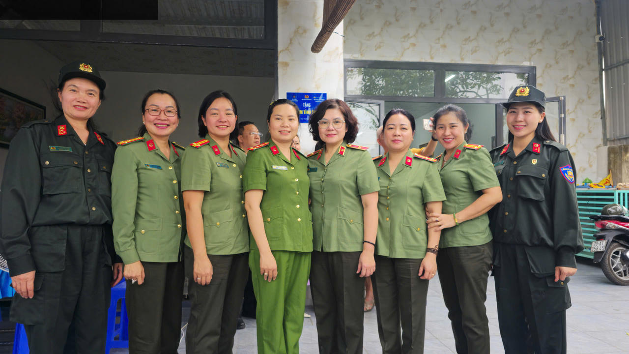Từ những điển hình tiêu biểu được lan tỏa, ngày càng xuất hiện nhiều nữ cán bộ Công an bản lĩnh trong công tác, nhân văn trong ứng xử, tận tụy với Nhân dân, sẵn sàng nhận và hoàn thành xuất sắc mọi nhiệm vụ được giao.