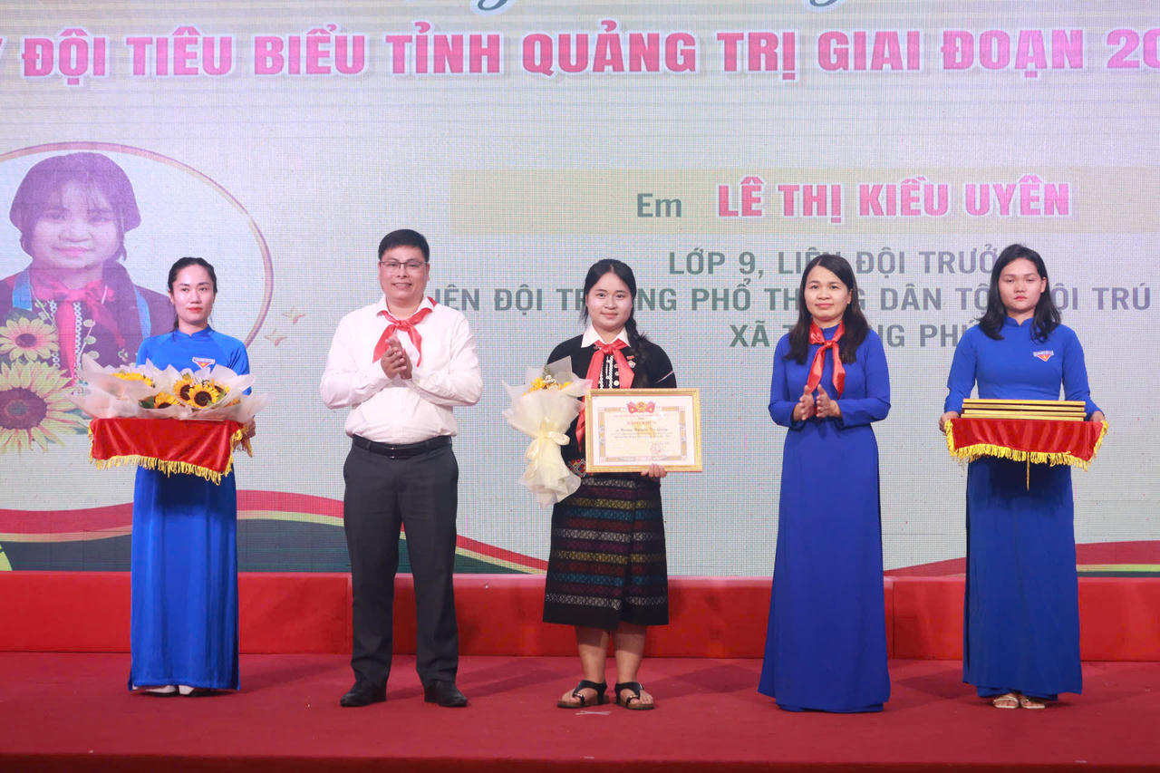 Các cá nhân tiêu biểu được tuyên dương tại Chương trình kỷ niệm 85 năm Ngày thành lập Đội TNTP Hồ Chí Minh tỉnh Quảng Trị.