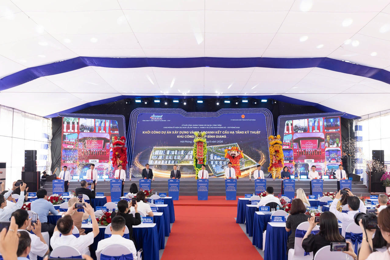Đại biểu thực hiện nghi thức khởi công Dự án đầu tư xây dựng và kinh doanh kết cấu hạ tầng kỹ thuật Khu công nghiệp Bình Giang.