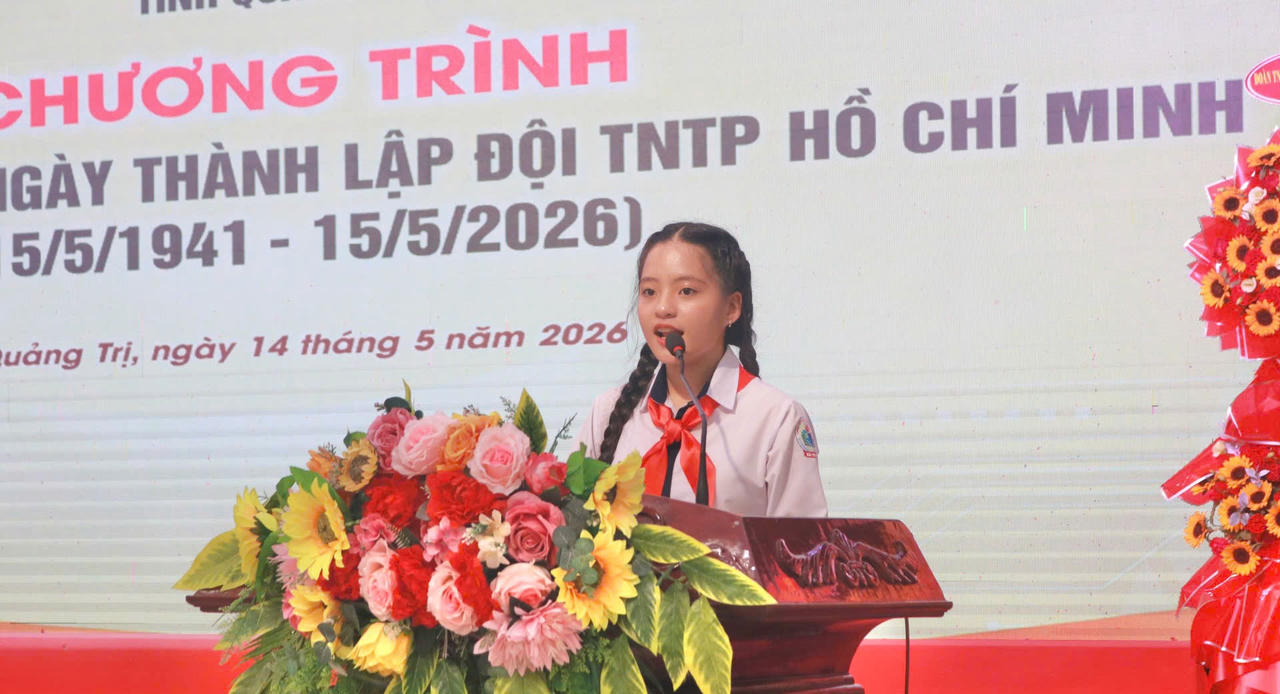 Em Hồ Ngọc Thái Hà, học sinh lớp 8B Trường TH&THCS Hải Thượng, đại diện thiếu nhi toàn tỉnh phát biểu tại Chương trình kỷ niệm.