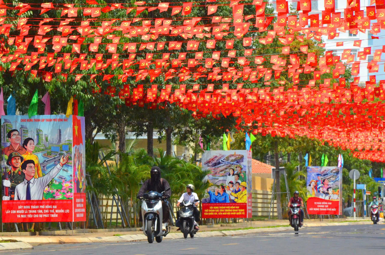 Dãy pano tuyên truyền và hệ thống cờ Đảng, cờ Tổ quốc đan dày trên phố, tạo nên không gian lễ hội rực rỡ chào đón ngày công bố 18/5.
