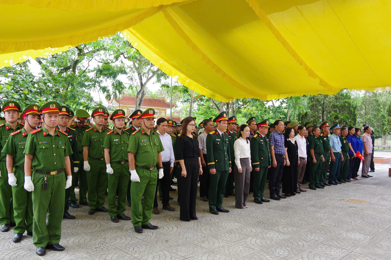 Trang nghiêm lễ truy điệu, an táng 5 hài cốt liệt sĩ tại Quảng Trị