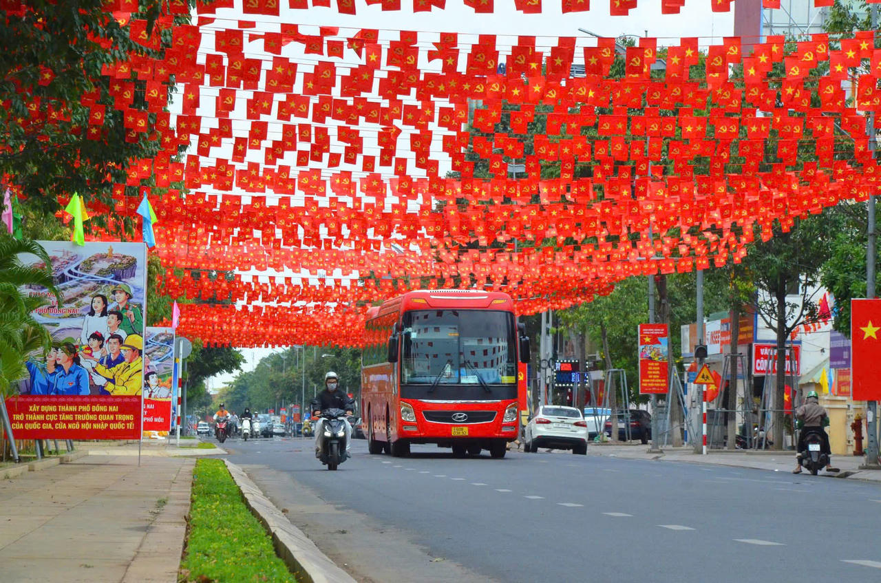 Cờ Đảng, cờ Tổ quốc được giăng kín trên các tuyến đường chính.