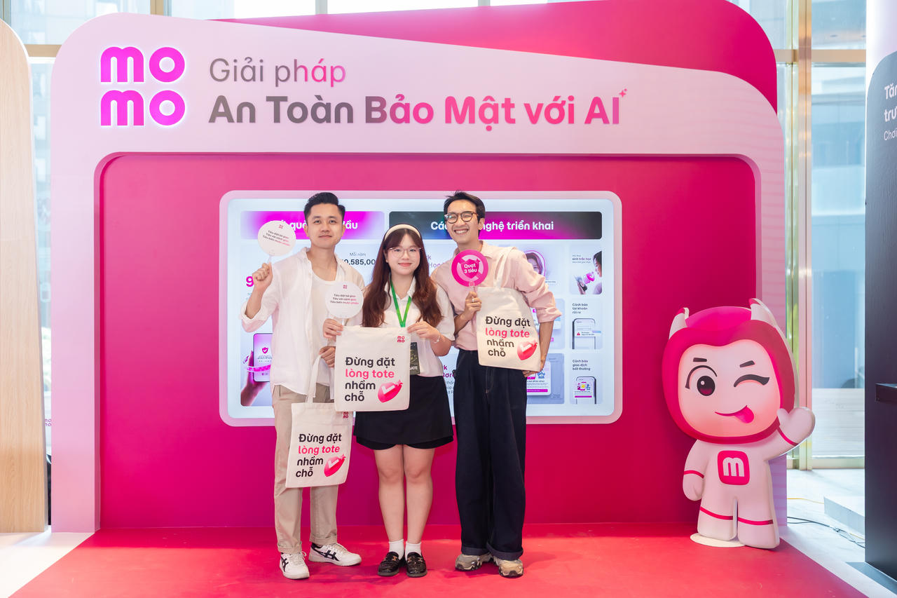 Người dùng trải nghiệm tại gian hàng của Momo