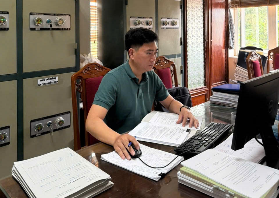 Chấp hành viên Phạm Khánh An luôn giữ hồ sơ gọn gàng, đúng quy định.