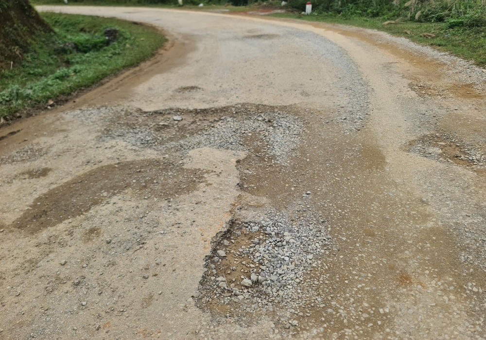 Đường Bản Loỏng - Đồng Giáp - Khánh Khê (thuộc địa phận phường Lương Văn Tri và Xã Khánh Khê) đang xuống cấp nghiêm trọng. (Ảnh: Minh Hữu).
