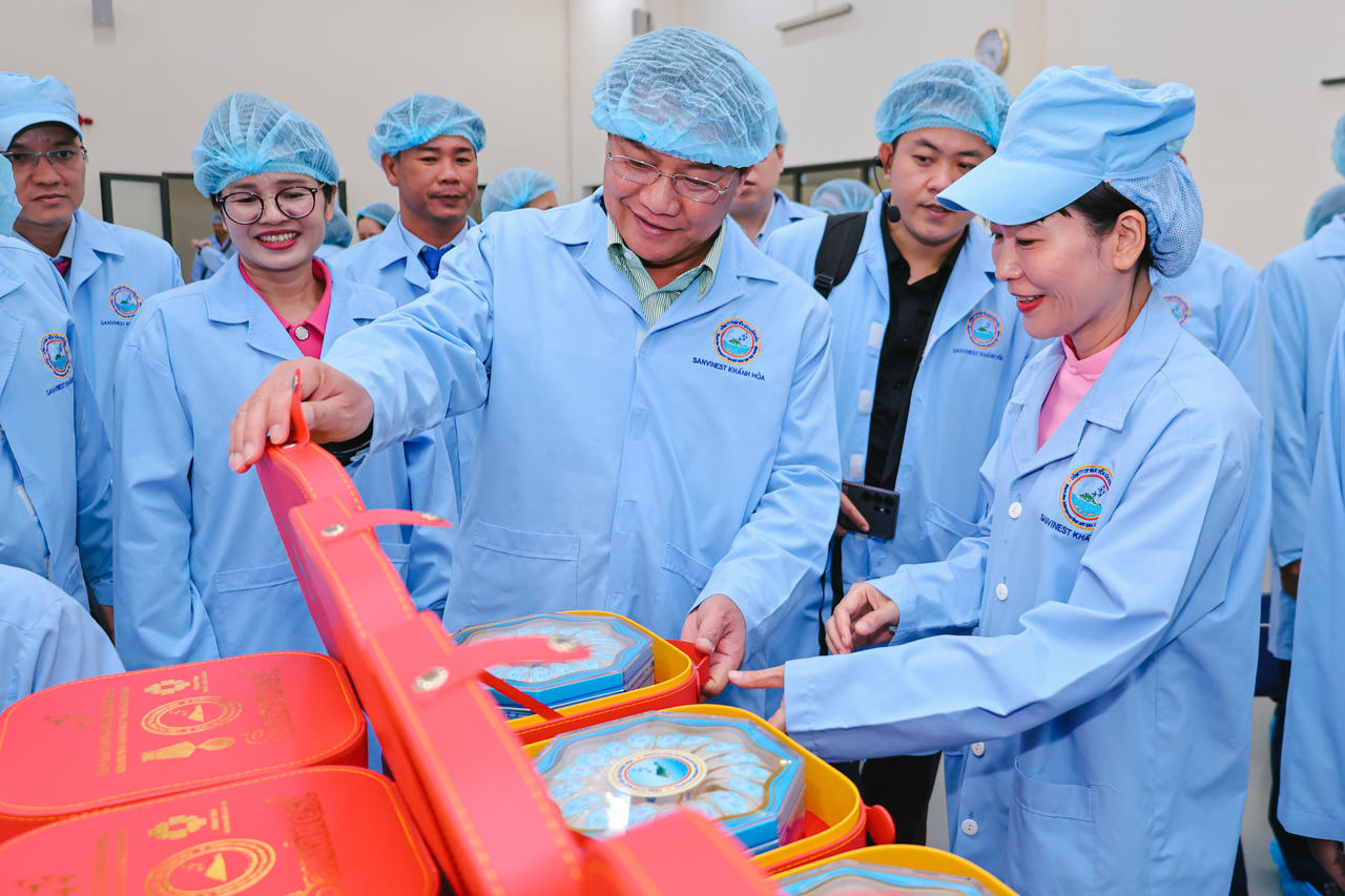 Lãnh đạo Công ty TNHH Nhà nước Một thành viên Yến sào Khánh Hòa giới thiệu với đoàn công tác về các dòng sản phẩm.
