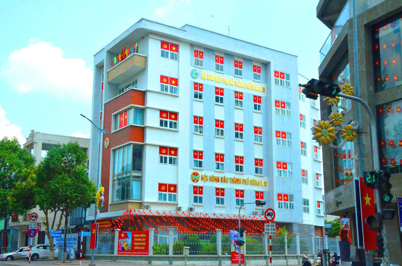 Trụ sở Hội Liên hiệp Phụ nữ và Hội Nông dân thành phố được trang hoàng đồng bộ với cờ đỏ sao vàng tại các ô cửa sổ.
