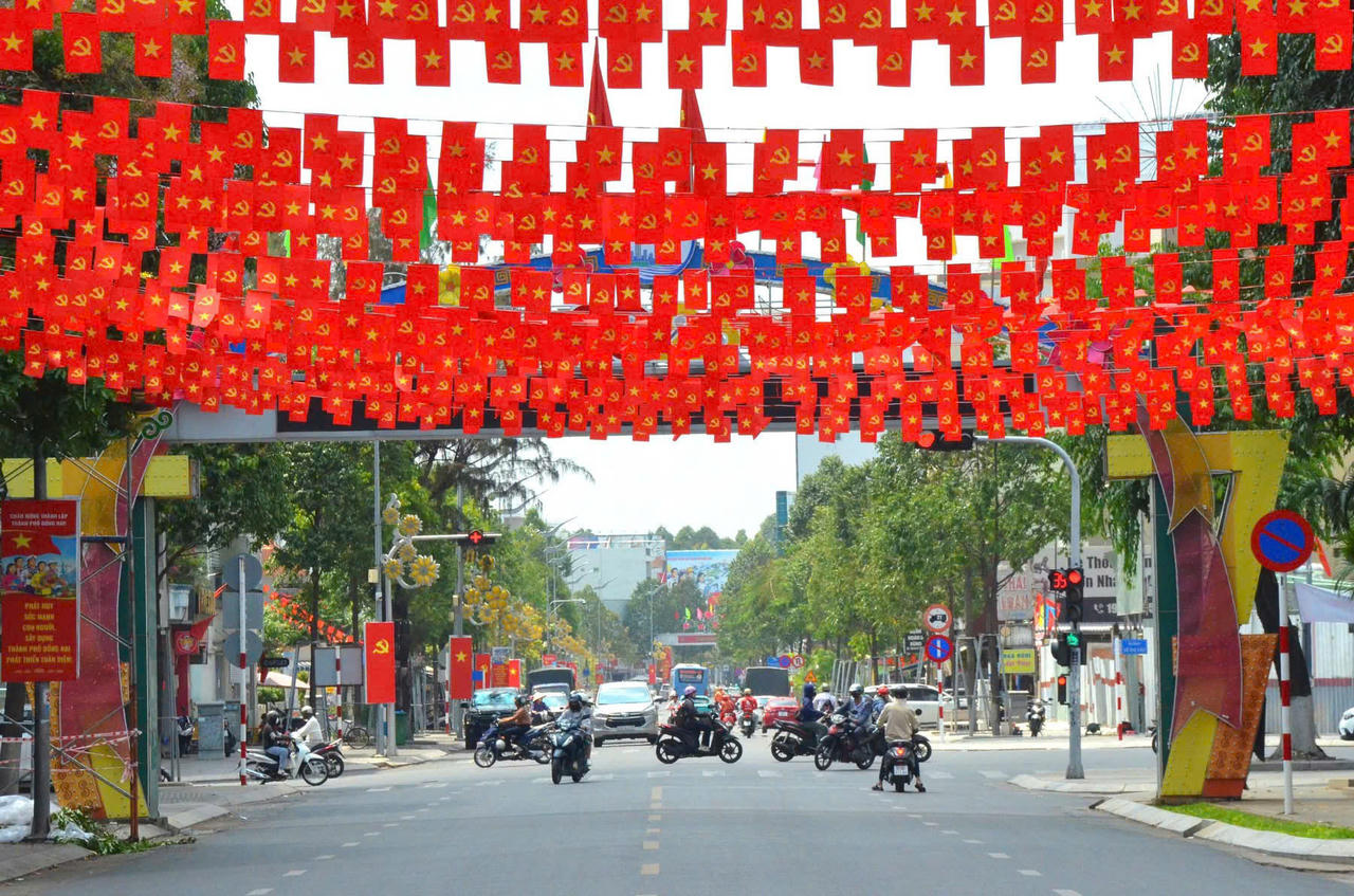 Cổng chào và hệ thống cờ phướn tại các nút giao thông trọng điểm dẫn vào trung tâm thành phố.