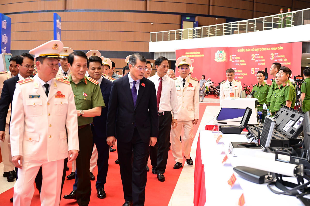 Thủ tướng cùng các đại biểu tham quan trưng bày trang thiết bị kỹ thuật nghiệp vụ của lực lượng Công an TP Hải Phòng.