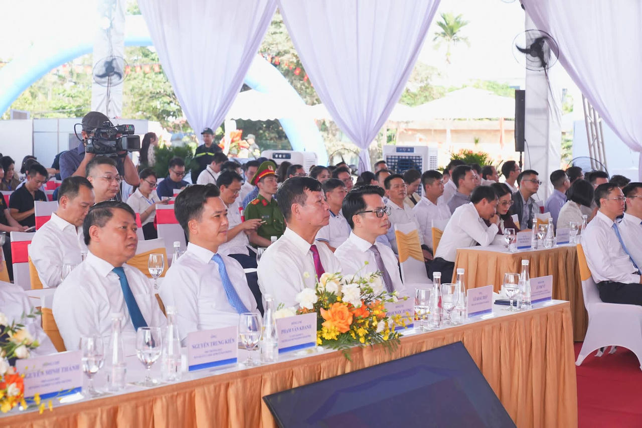 Các đại biểu tham dự Lễ khởi công.