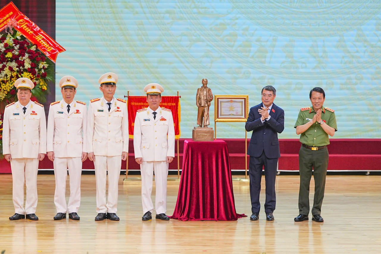 Thủ tướng Chính phủ Lê Minh Hưng và Bộ trưởng Bộ Công an Lương Tam Quang trao quà của Tổng Bí thư, Chủ tịch nước Tô Lâm cho lực lượng Công an TP Hải Phòng.