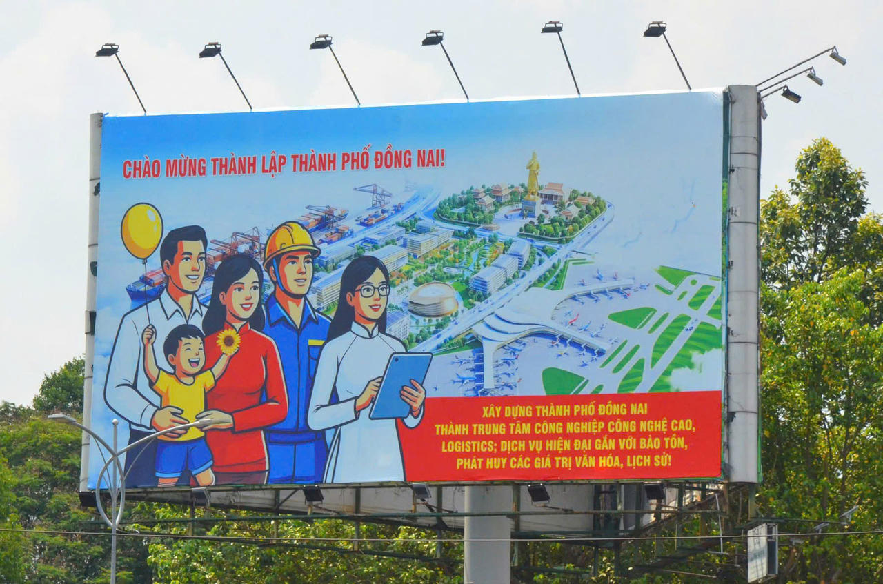 Pano lớn cổ động xây dựng thành phố trở thành trung tâm công nghiệp công nghệ cao, logistics và dịch vụ hiện đại.