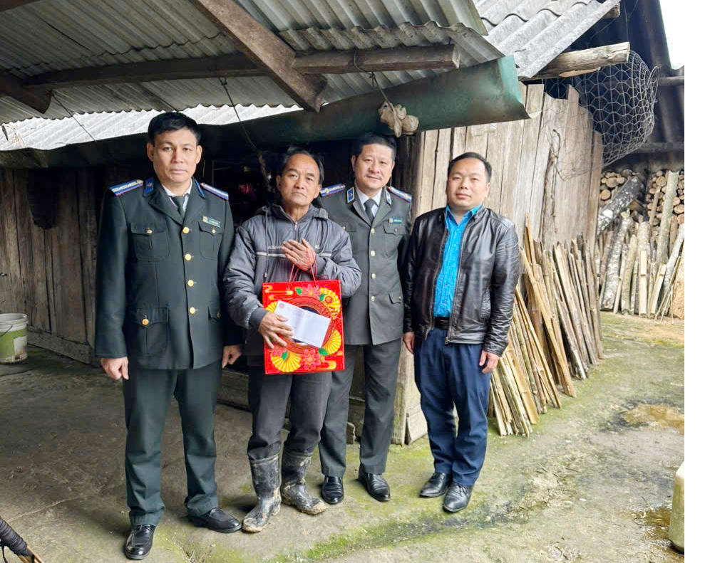 Những ngày cuối năm Thi hành án dân sự Khu vực đã thăm hỏi, động viên những gia đình có hoàn cảnh khó khăn