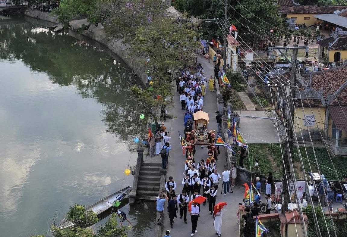 Thiêng liêng lễ rước sen và chân dung Bác Hồ ở làng Dương Nỗ (TP Huế)