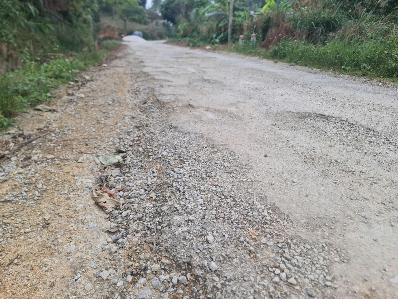 Người dân địa phương mong muốn&nbsp;đường Bản Loỏng - Đồng Giáp - Khánh Khê sớm được đầu tư sửa chữa. (Ảnh: Minh Hữu).