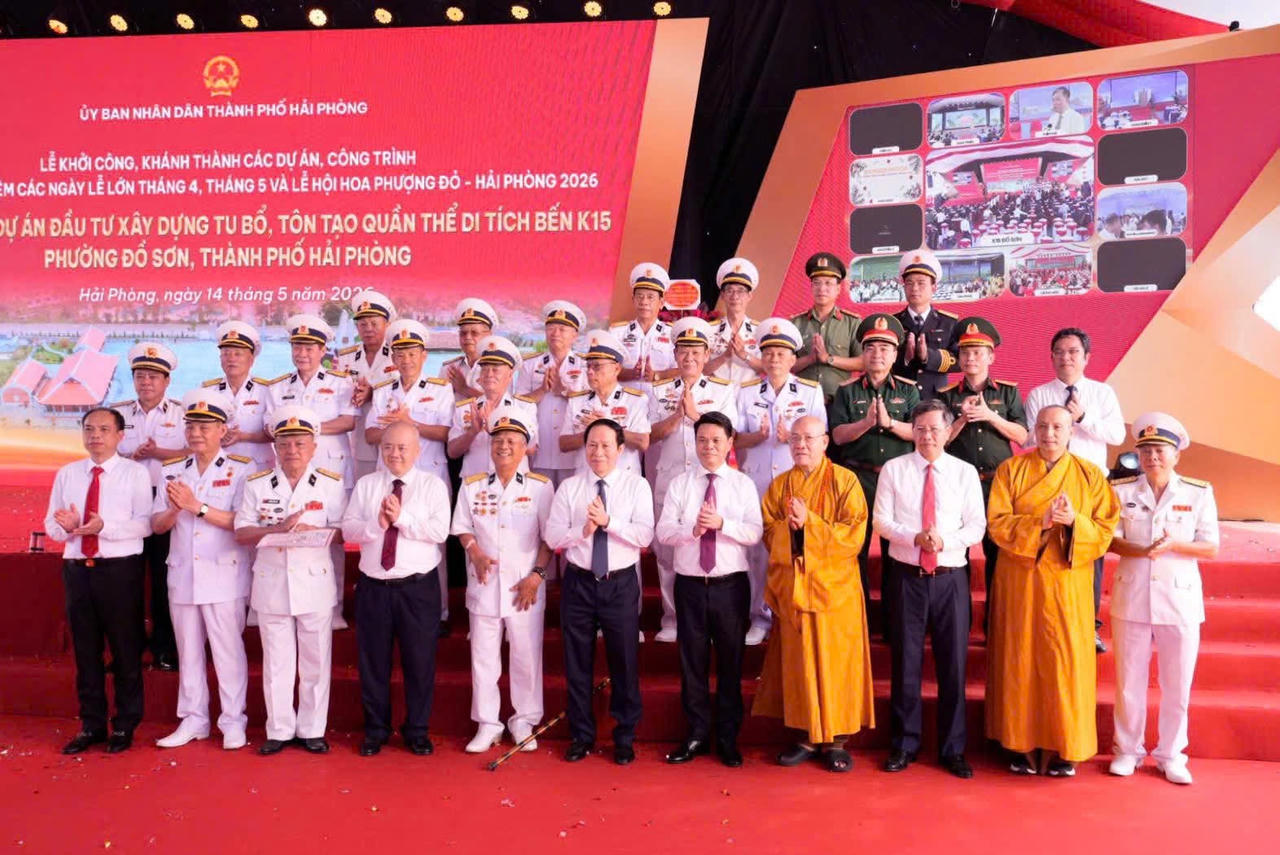 Các đại biểu chụp ảnh lưu niệm.