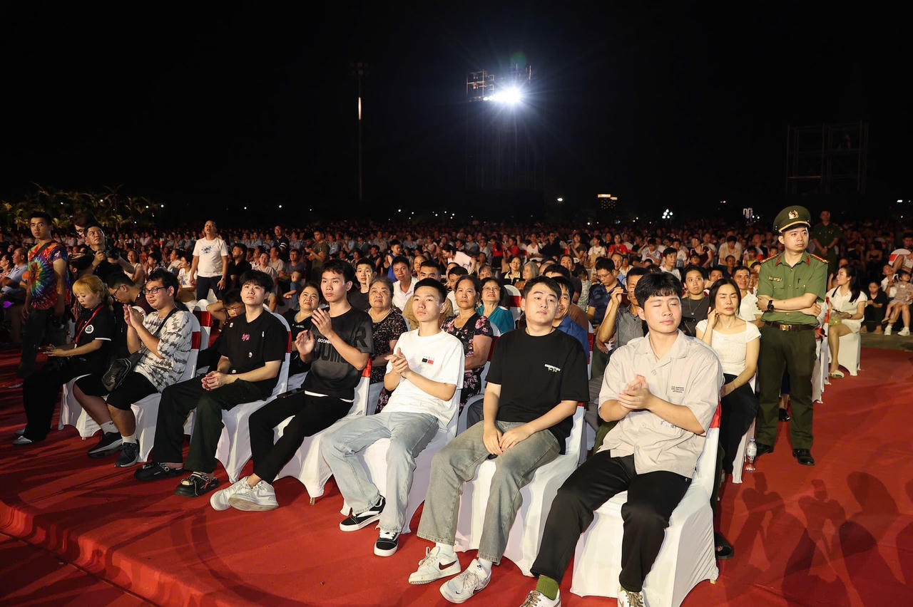 Đông đảo người dân và cán bộ, chiến sĩ tham dự Gala “Tổ quốc bình yên - Hải Phòng rực sáng” tại Quảng trường Trung tâm Chính trị - Hành chính TP Hải Phòng tối 14/5.