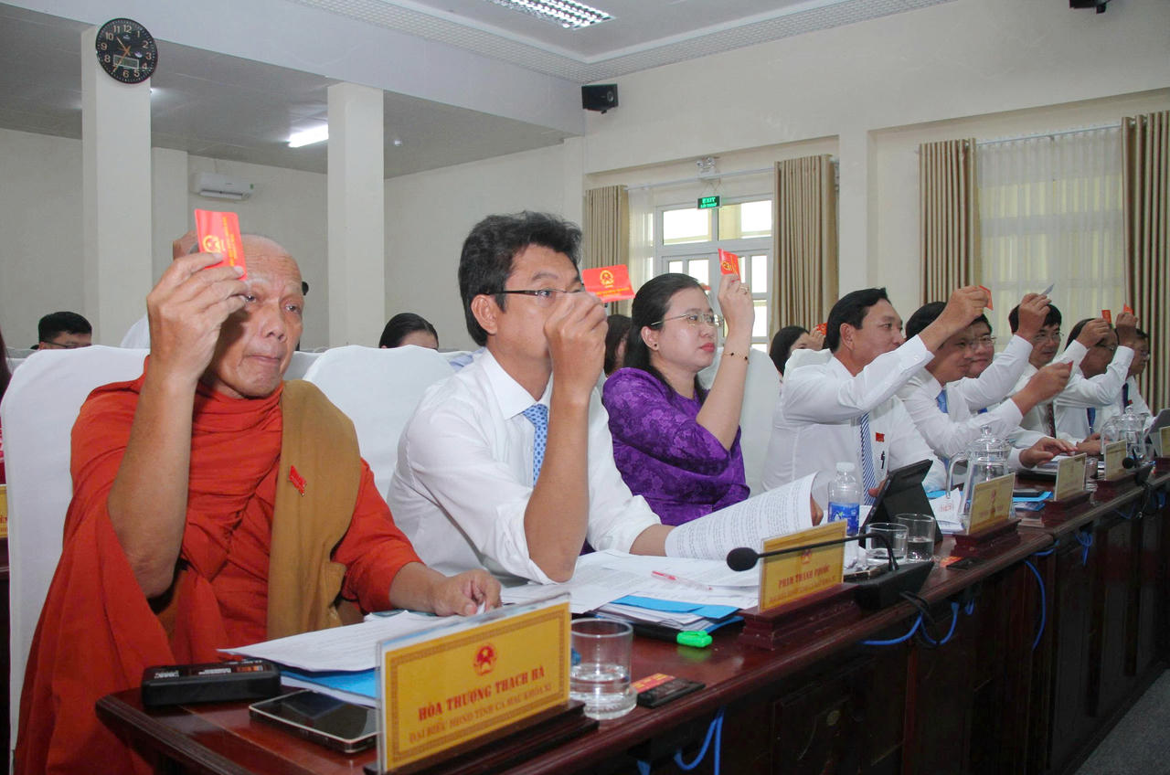 Các đại biểu HĐND tỉnh Cà Mau biểu quyết thông qua các Nghị quyết tại Kỳ họp.