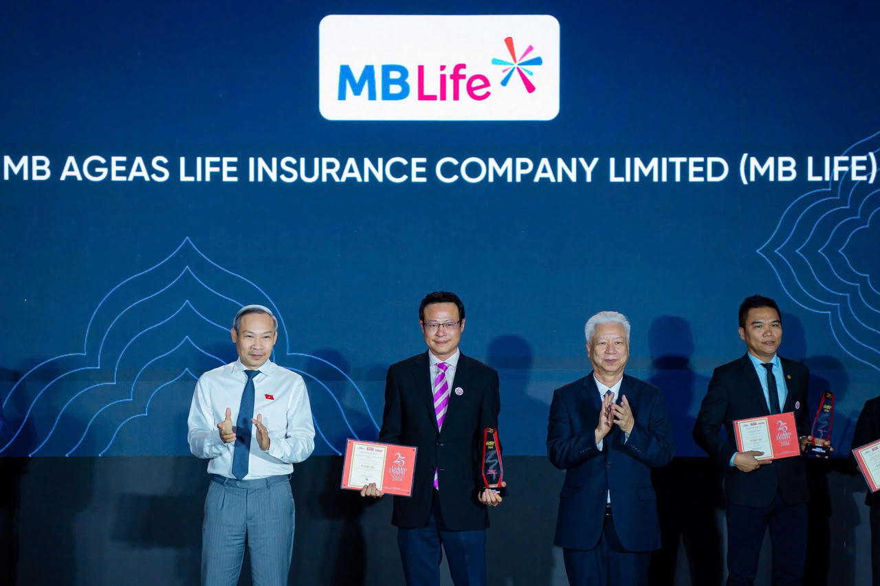 Ông Yip Kim Chee - Phó Tổng Giám đốc thứ nhất MB Life đại diện nhận giải thưởng Rồng Vàng 2026.