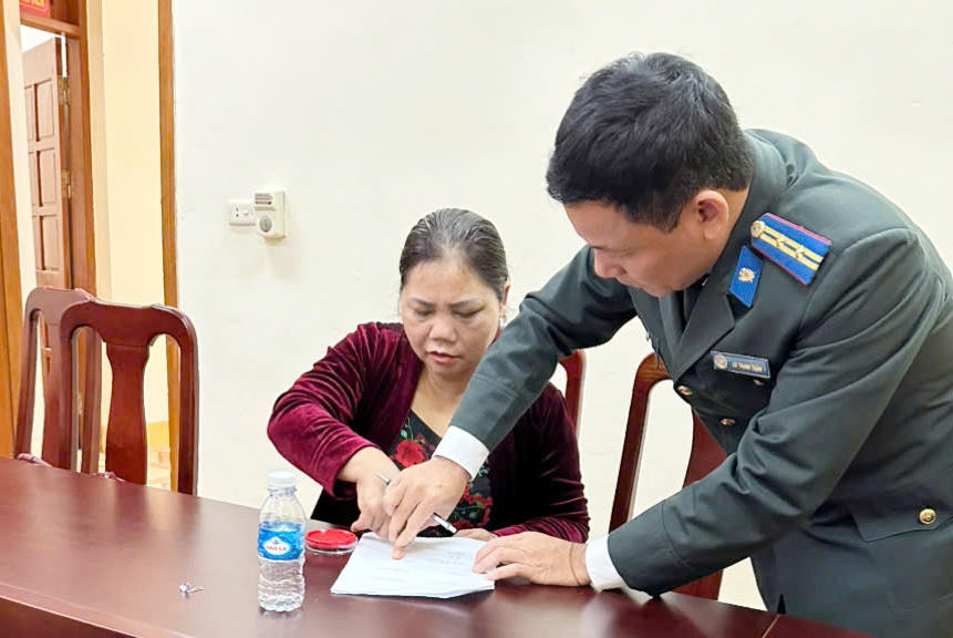 Chấp hành viên Lữ Thanh Tuấn hướng dẫn người dân&nbsp;
