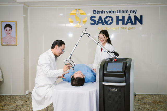 Tiến sĩ, Bác sĩ Lê Tôn Dũng thực hiện và tư vấn liệu trình chăm sóc da.