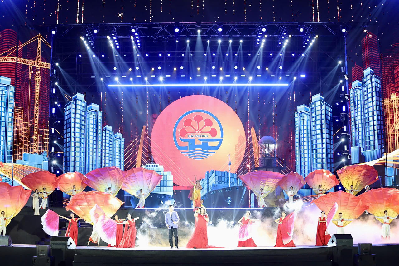 Gala “Tổ quốc bình yên - Hải Phòng rực sáng” là dịp tri ân các thế hệ cán bộ, chiến sĩ Công an TP Hải Phòng qua các thời kỳ.