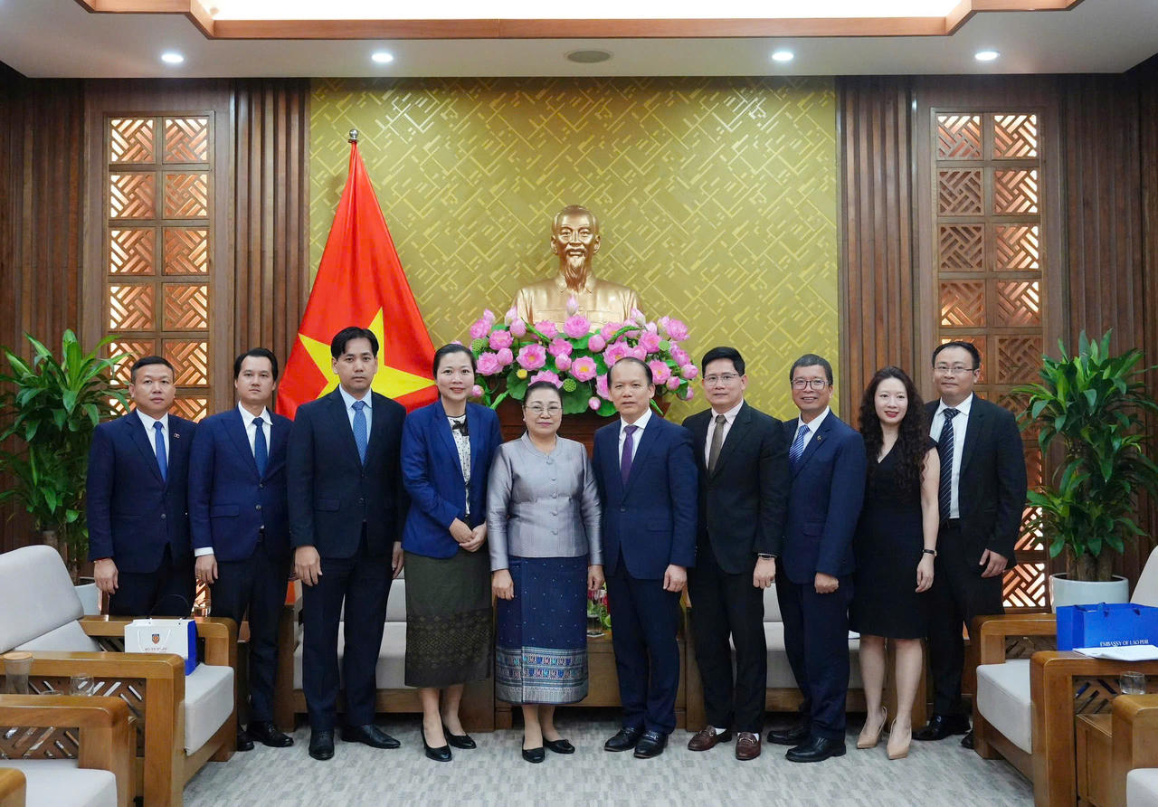 Các đại biểu chụp ảnh lưu niệm.