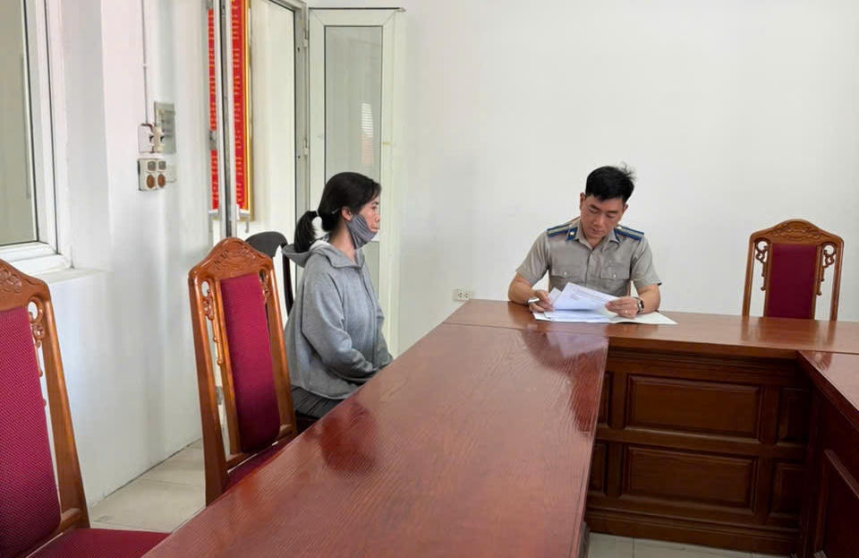 Chấp hành viên Phạm Khánh An trao đổi với đương sự.