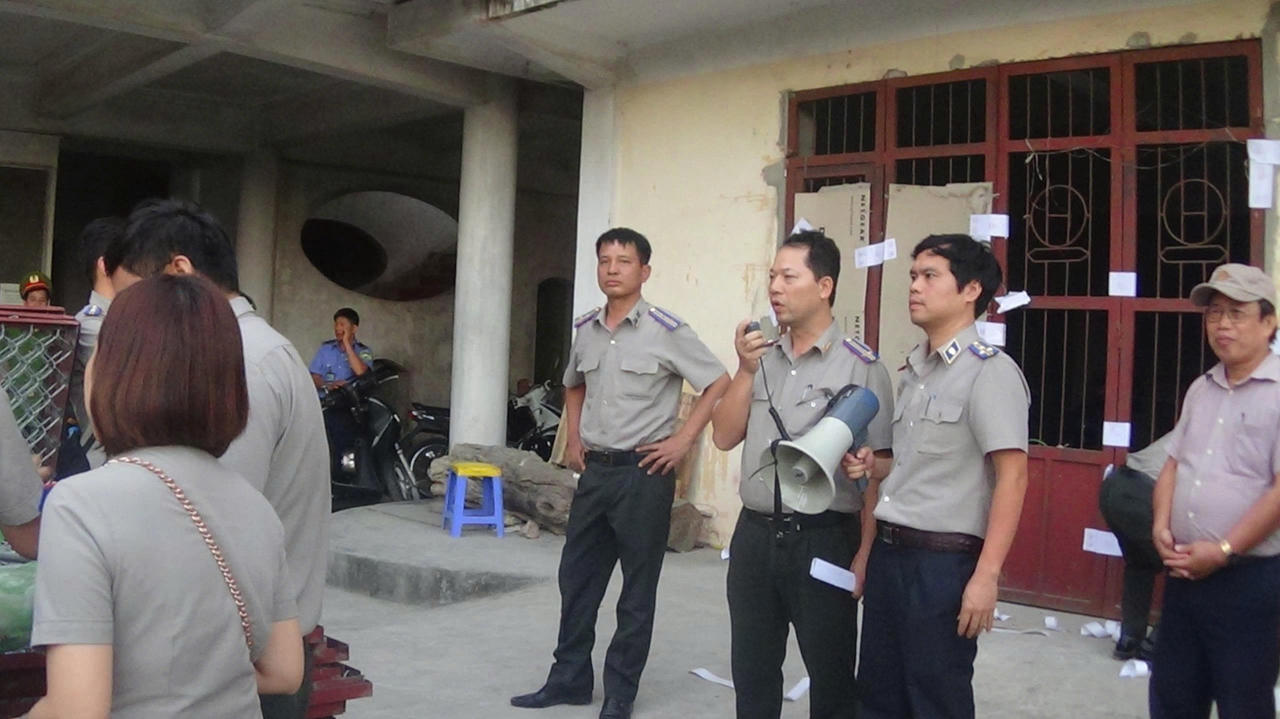 &nbsp;Chấp hành viên Ngô Quang Toản, Phó THADS tỉnh Hưng Yên đã có hơn 30 năm công tác trong ngành THA
