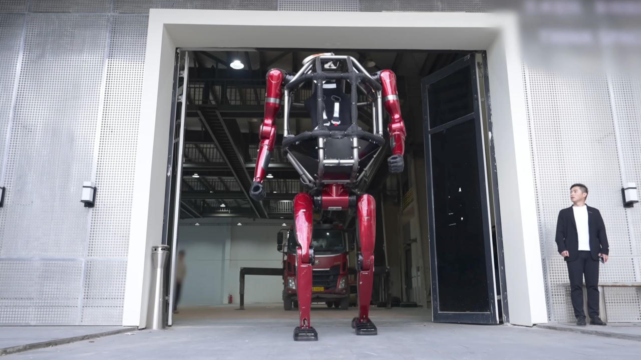 Robot "biến hình" có người lái đầu tiên trên thế giới 
