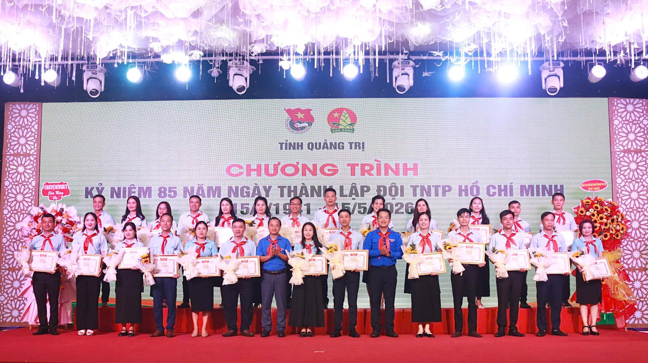 Ban Thường vụ Tỉnh đoàn trao bằng khen cho các cá nhân đạt danh hiệu Giáo viên, Tổng phụ trách Đội tiêu biểu.