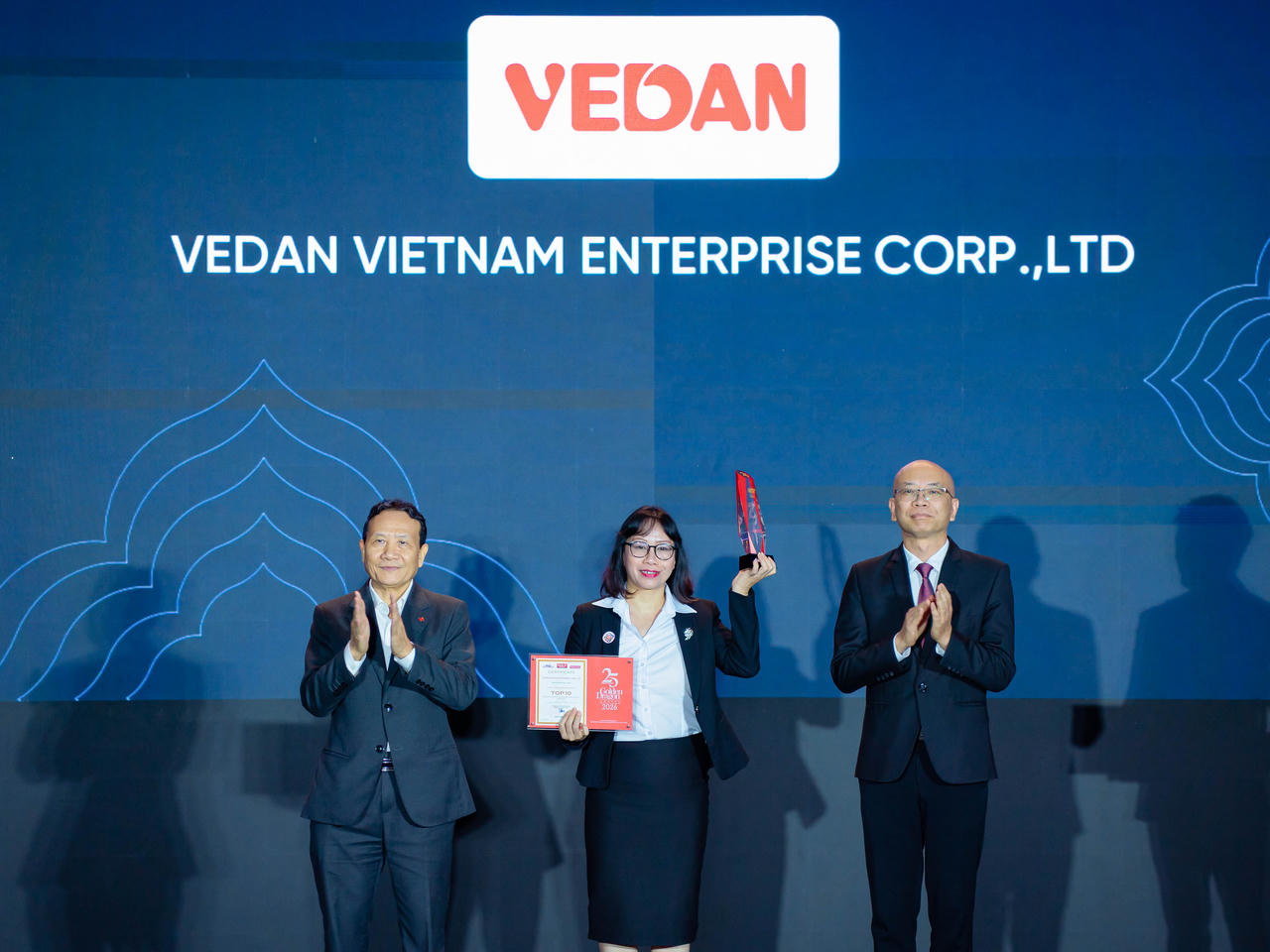 Bà Hà Thị Hòa Bình, Phó giám đốc Vedan Việt Nam, đại diện doanh nghiệp nhận giải thưởng Rồng Vàng.